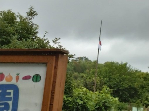 ※	６月２３日　沖縄慰霊の日（８０年前の６月２３日）絆農園に半旗掲揚、
合唱