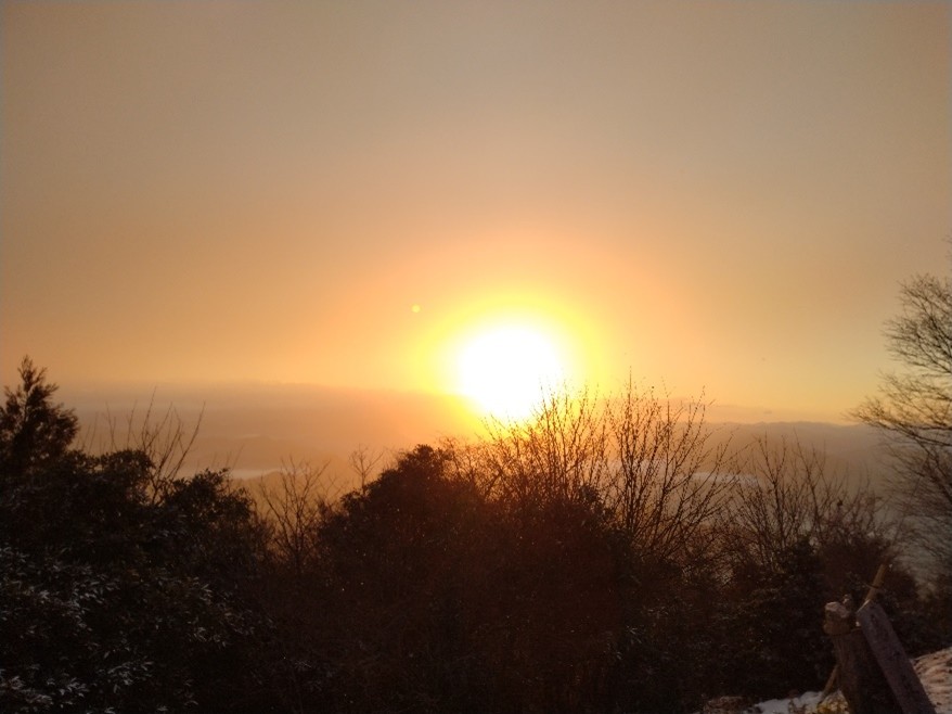 令和８年初日の出烏ケ岳山頂より2