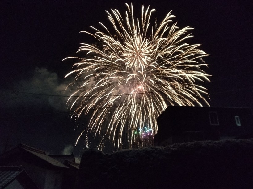 １月２日　猪崎堤防より新春花火（我が家の玄関より）